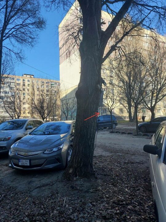 У Дніпрі власники електрокарів зробили небезпечну зарядну станцію у дворі будинку