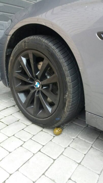 В Днепре на парковке неизвестные подбросили гранату под колесо BMW: подробности - рис. 1