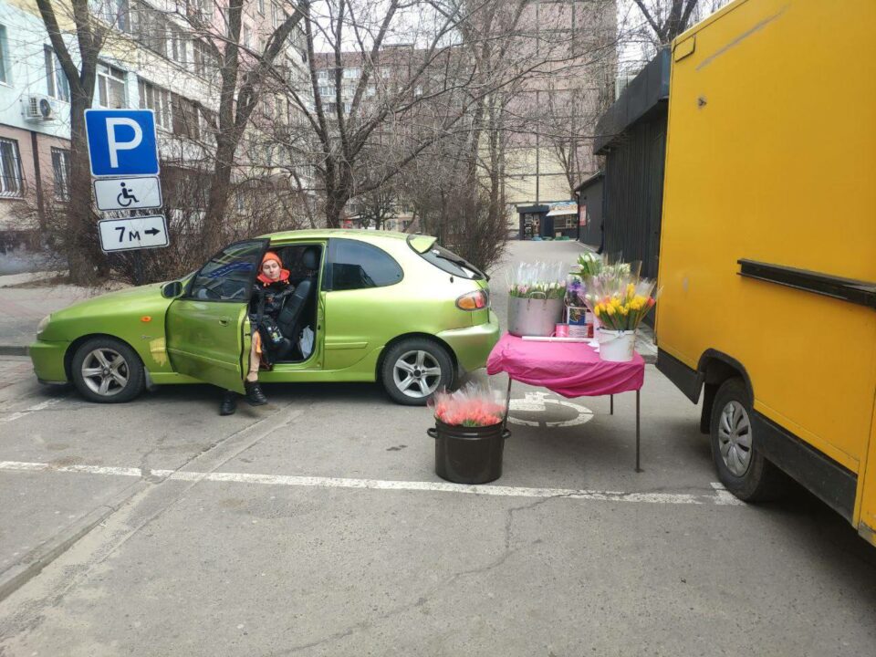 "Торгую, где хочу": в Днепре женщина устроила стихийную продажу цветов посреди парковки - рис. 1