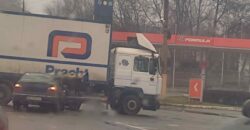 Проехал на «красный»: в Днепре легковушка столкнулась с грузовиком (Видео) - рис. 6