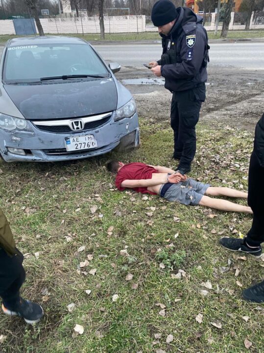 П’яний та без прав: у Дніпрі водій протаранив припарковані автівки та зніс паркан