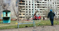 Ракета пробила дом насквозь: россияне обстреляли многоэтажку в Запорожье - рис. 9