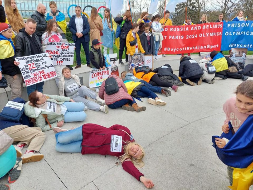 В Лозанне провели митинг против участия россиян и белорусов в Олимпиаде-2024 - рис. 1