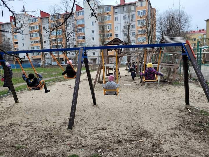 Днепряне просят починить детскую площадку в Чечеловском районе города - рис. 2