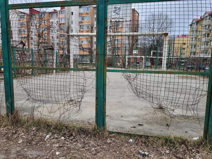 Днепряне просят починить детскую площадку в Чечеловском районе города - рис. 3