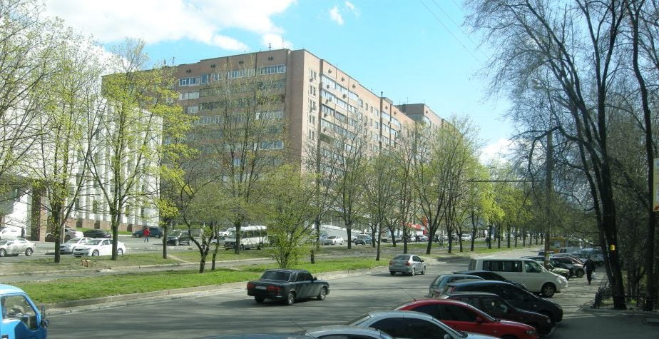 Чекає декомунізацію: у Дніпр на проспекті Поля на будівлі висять серп і молот