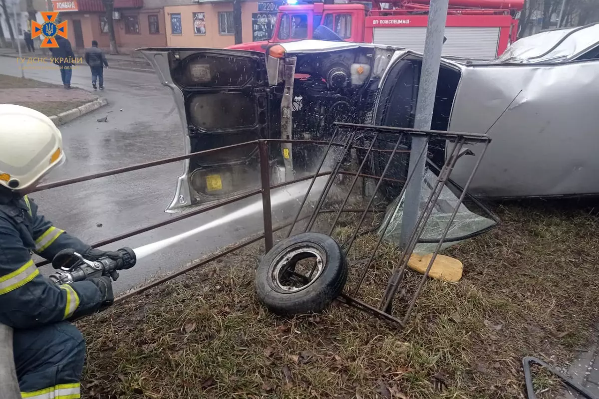 Легковушка перевернулась на бок: на Днепропетровщине спасатели ликвидировали последствия аварии - рис. 3
