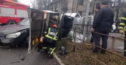 Легковик перекинувся на бік: на Дніпропетровщині рятувальники ліквідували наслідки автотрощі - рис. 3