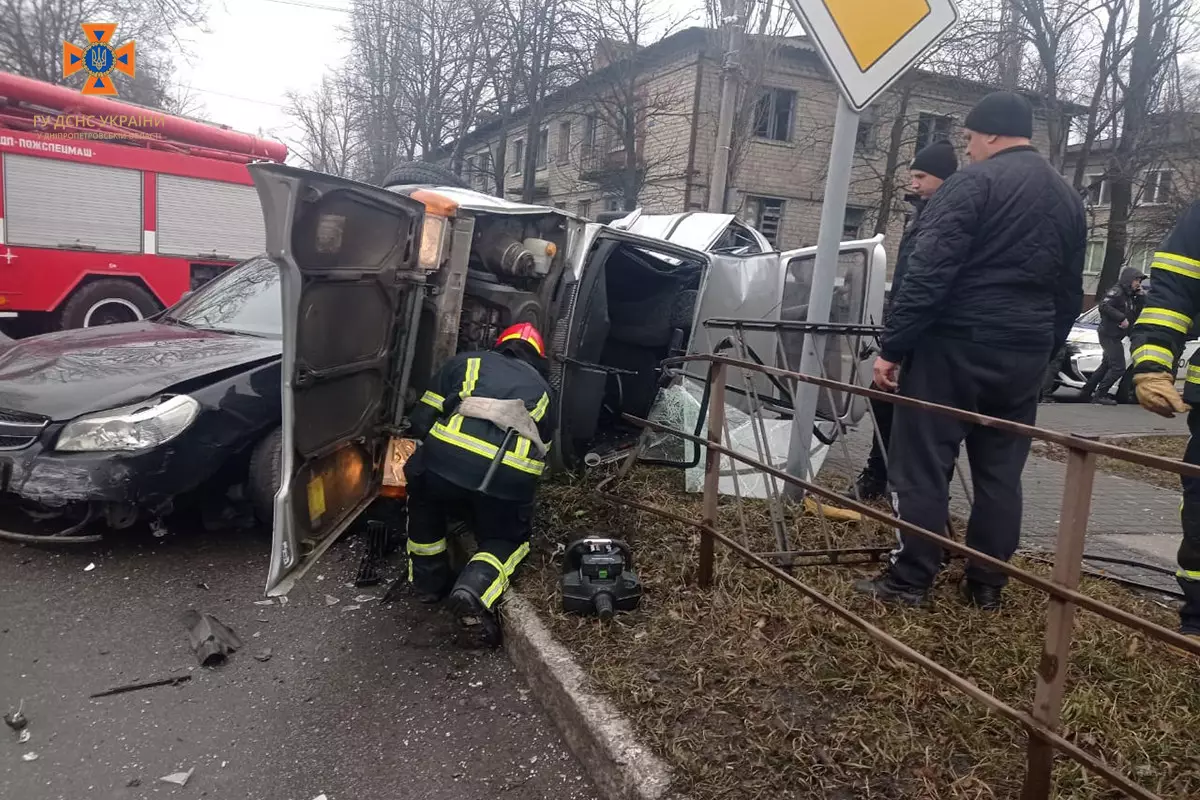 Легковушка перевернулась на бок: на Днепропетровщине спасатели ликвидировали последствия аварии - рис. 1