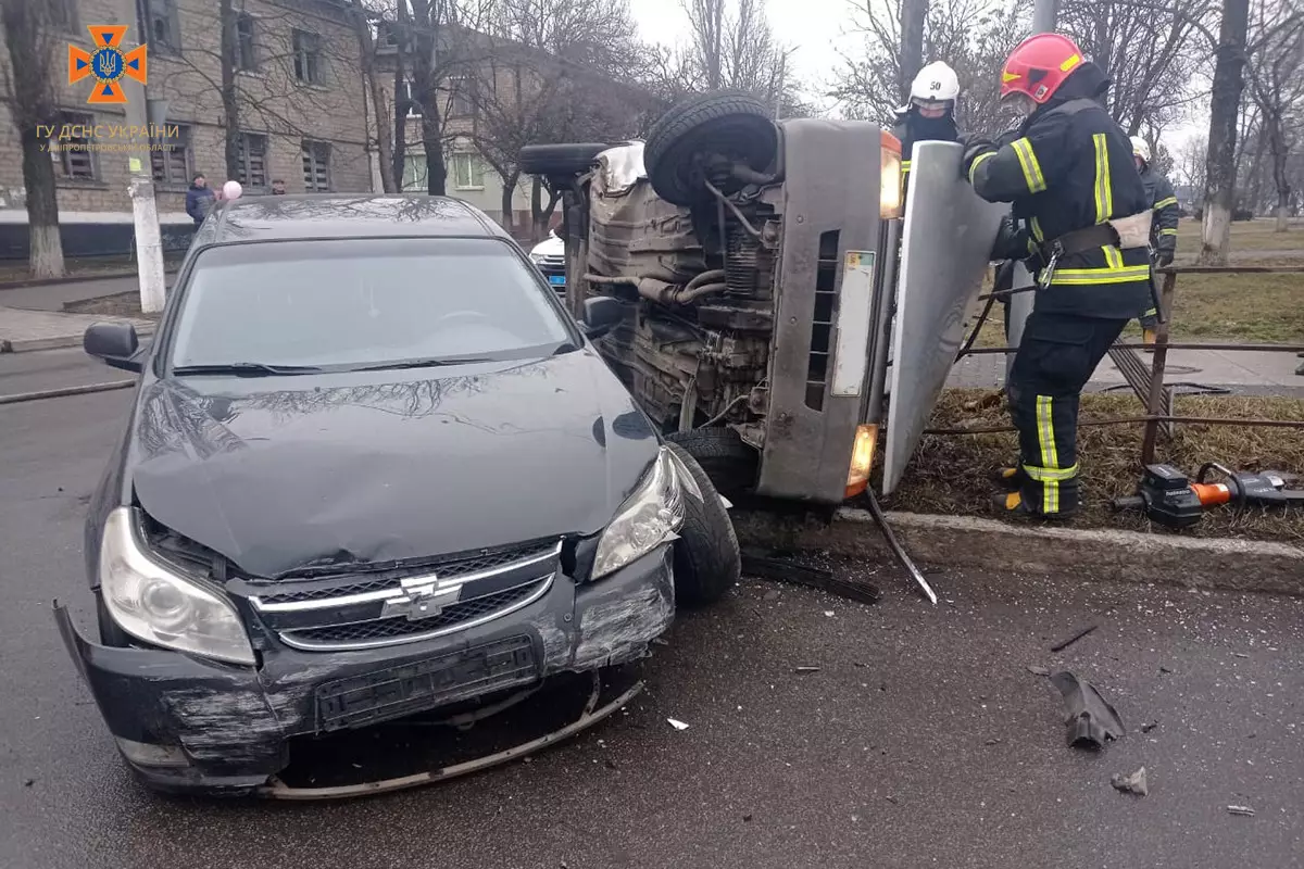 Легковушка перевернулась на бок: на Днепропетровщине спасатели ликвидировали последствия аварии - рис. 2