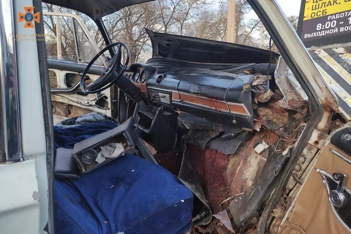 У Кам'янському легковик в'їхав у бетонну огорожу: є постраждалі