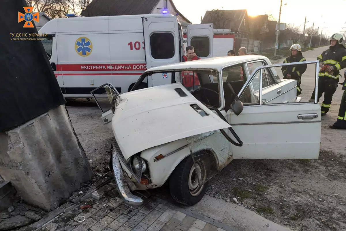 У Кам'янському легковик в'їхав у бетонну огорожу: є постраждалі