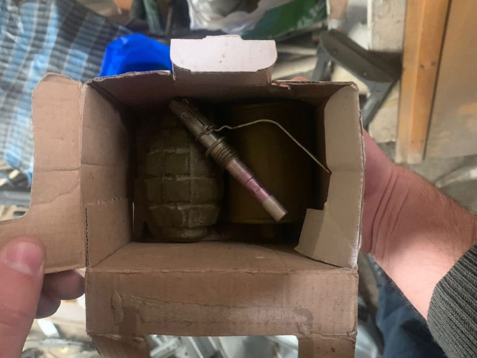 Гранати і пакет з порохом: у Кривому Розі в чоловіка вилучили боєприпаси