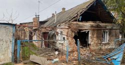 Российские оккупанты обстреляли Никополь: повреждены электросети магазины и жилые дома - рис. 11