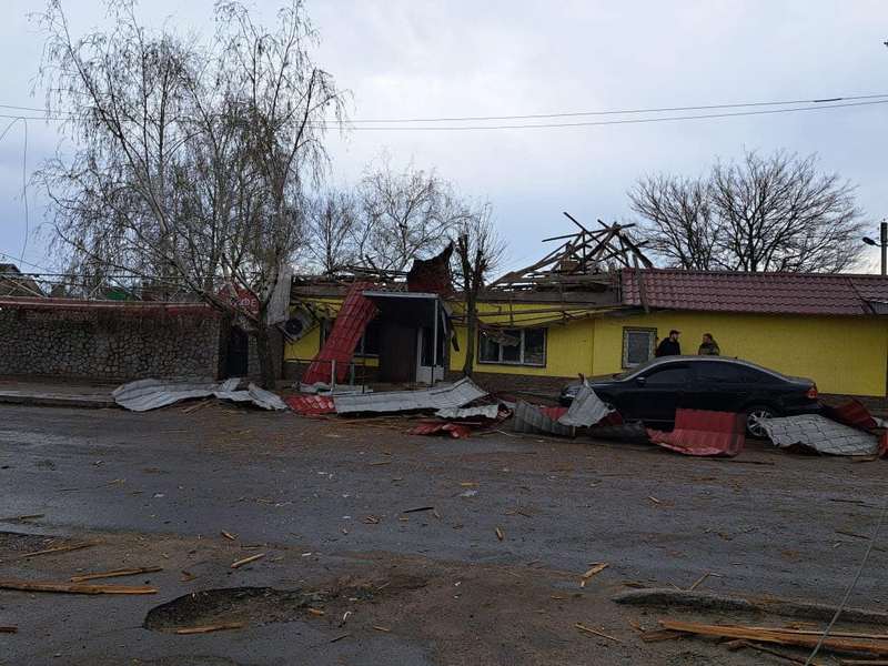 Російські окупанти обстріляли Нікополь: пошкоджені електромережі та житлові будинки