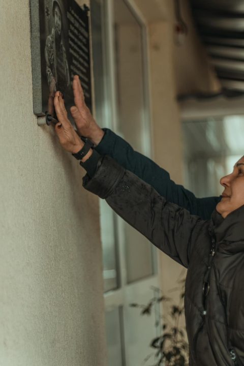 У Дніпрі відкрили меморіальну дошку на честь загиблого воїна Дениса «Шкіпера» Котенка - рис. 3