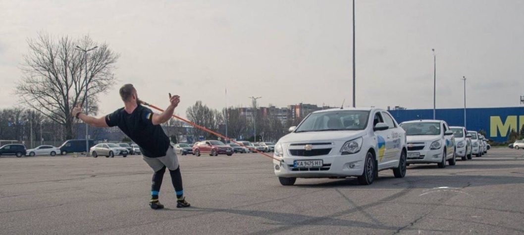 Знову на рекорд: дніпровський спортсмен протягнув 6 автівок зубами