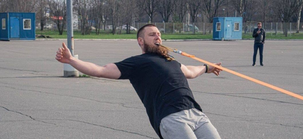 Знову на рекорд: дніпровський спортсмен протягнув 6 автівок зубами