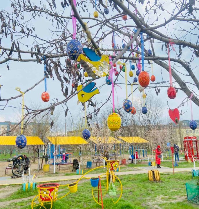 "Розквітли писанками": у Кривому Розі парк "Щастя" прикрасили до Великодня