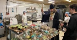 В Никополе московские священники освящали паски прямо в супермаркете - рис. 11
