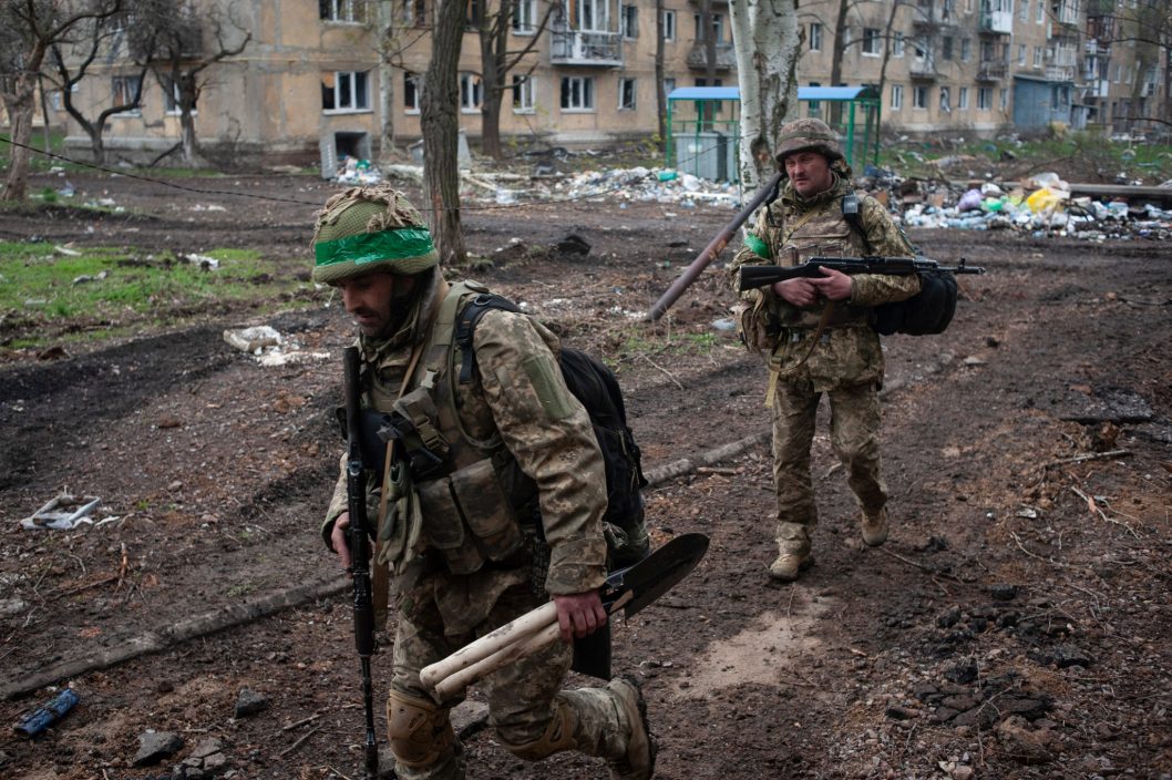 Продолжаются кровавые уличные бои: днепровская 93-бригада с другими подразделениями защищает Бахмут - рис. 1