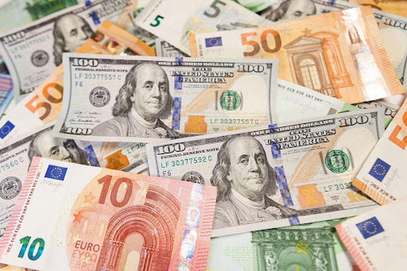 Доларова карта чи євро: що краще?