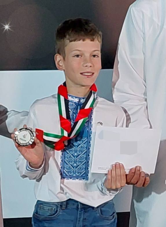 Юный украинский шахматист занял второе место на детском турнире в ОАЭ и отдал награду 93-й ОМБр “Холодный Яр”