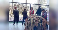 Наближають перемогу: мешканці Широківської громади плетуть маскувальні сітки  