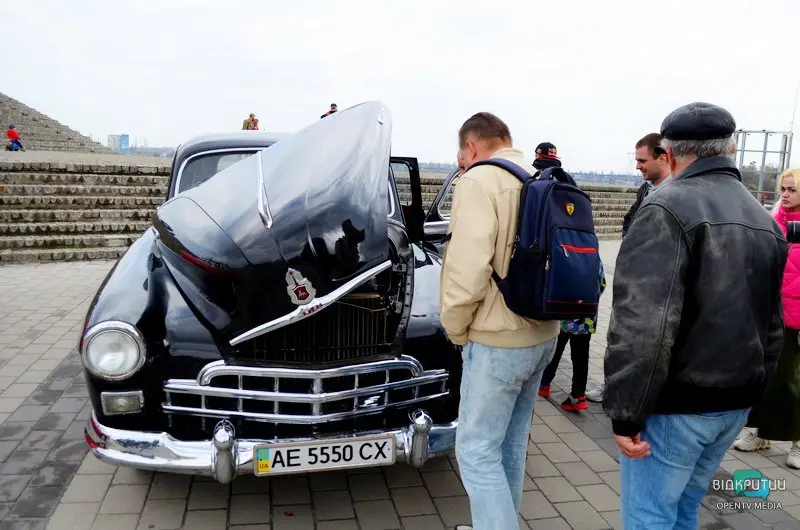У Дніпрі пройшов показ ретро-авто та пробіг «За Фігурами-4»