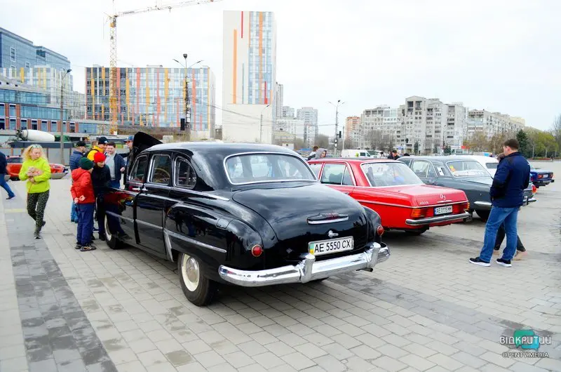 У Дніпрі пройшов показ ретро-авто та пробіг «За Фігурами-4»