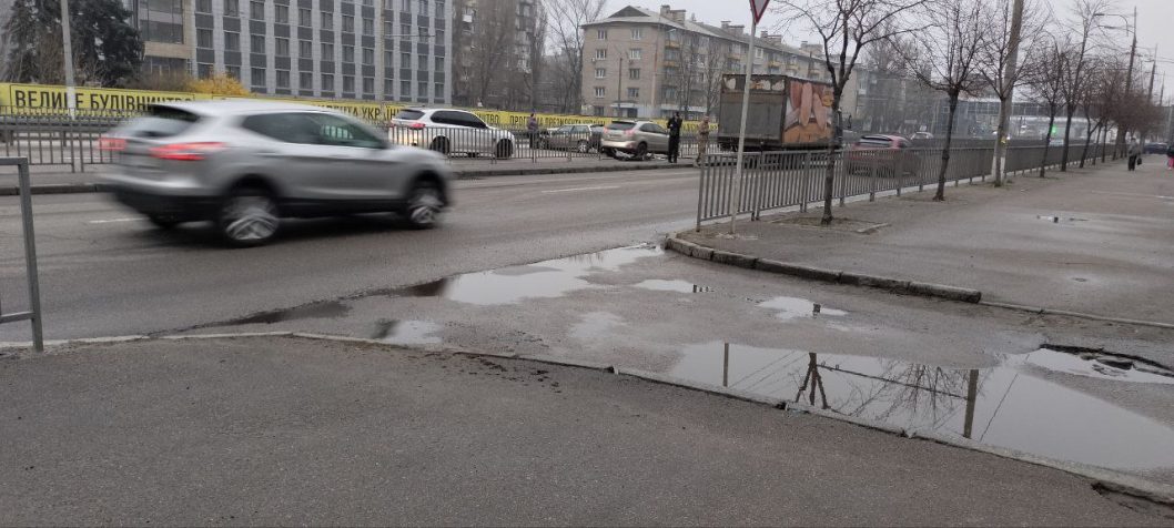 В Днепре на Слобожанском проспекте ДТП: движение в сторону Центрального моста затруднено - рис. 1