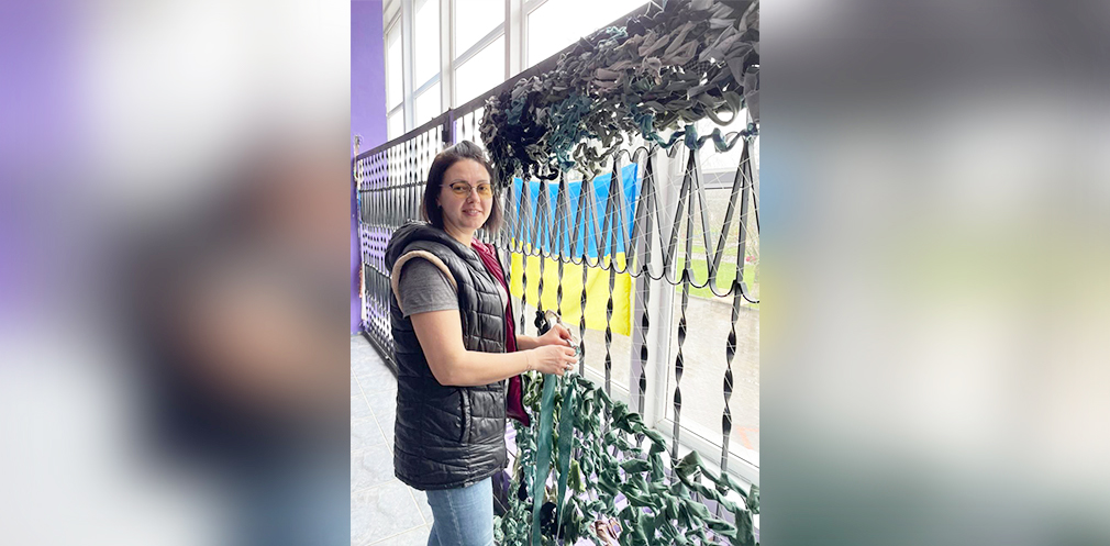Наближають перемогу: мешканці Широківської громади плетуть маскувальні сітки  