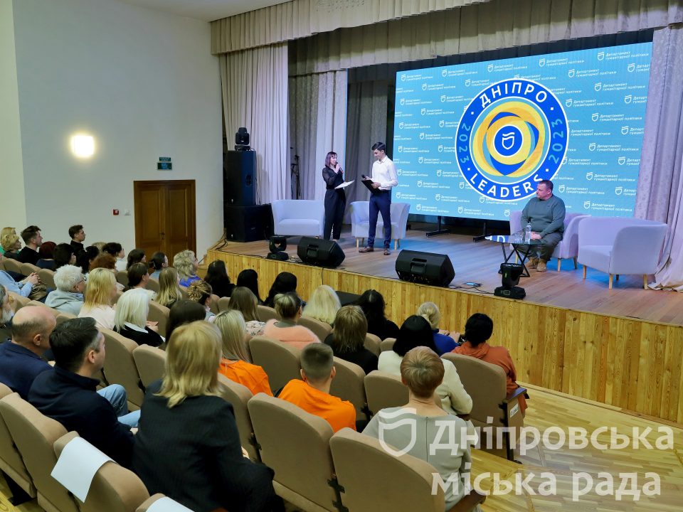 Мер Дніпра вручив подяки педагогам та школярам, які допомагають ЗСУ