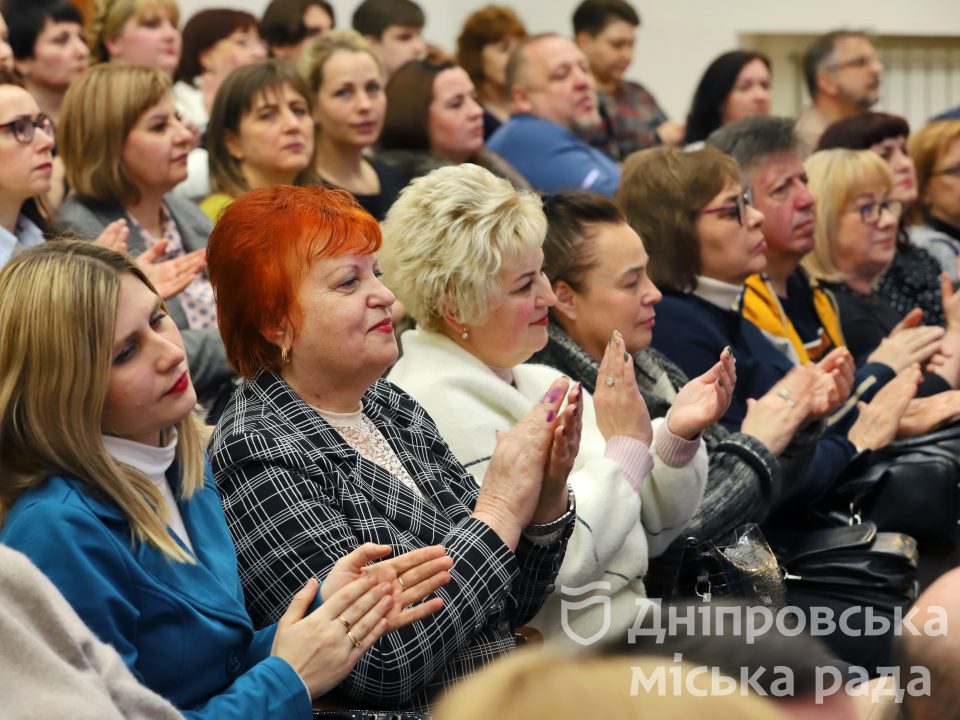 Мер Дніпра вручив подяки педагогам та школярам, які допомагають ЗСУ