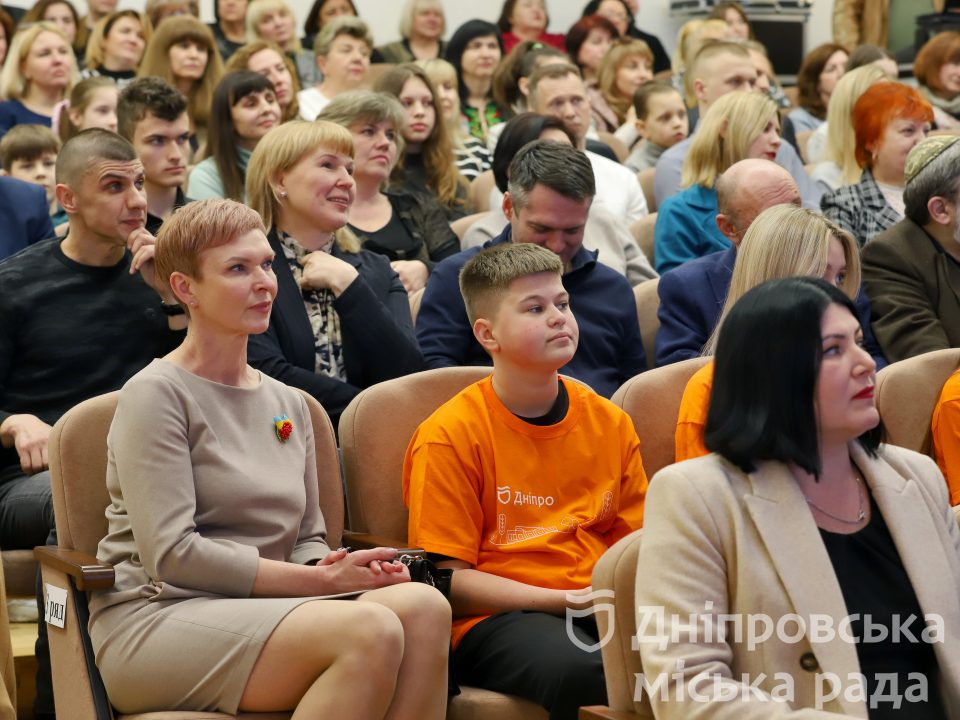 Мер Дніпра вручив подяки педагогам та школярам, які допомагають ЗСУ