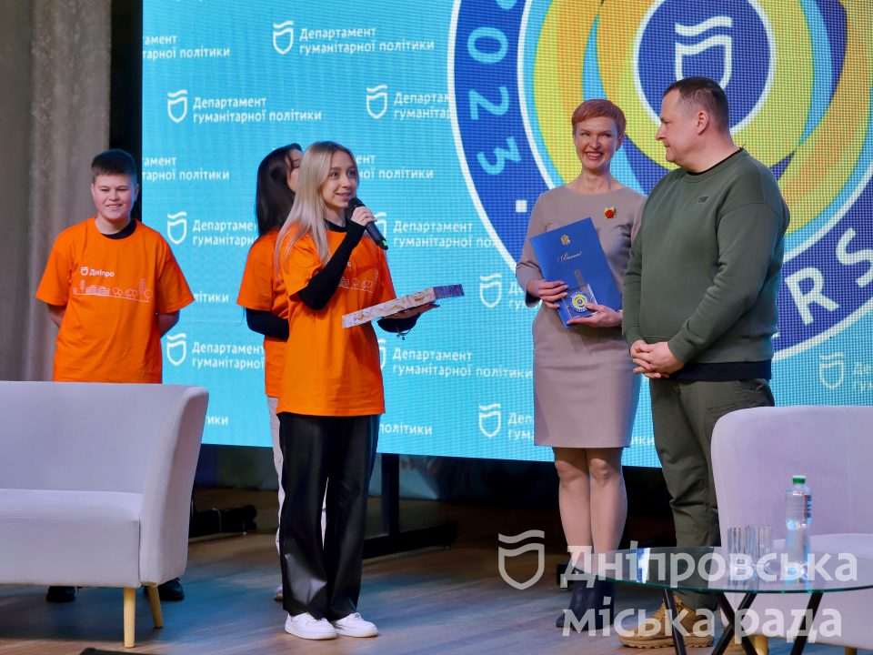 Мер Дніпра вручив подяки педагогам та школярам, які допомагають ЗСУ