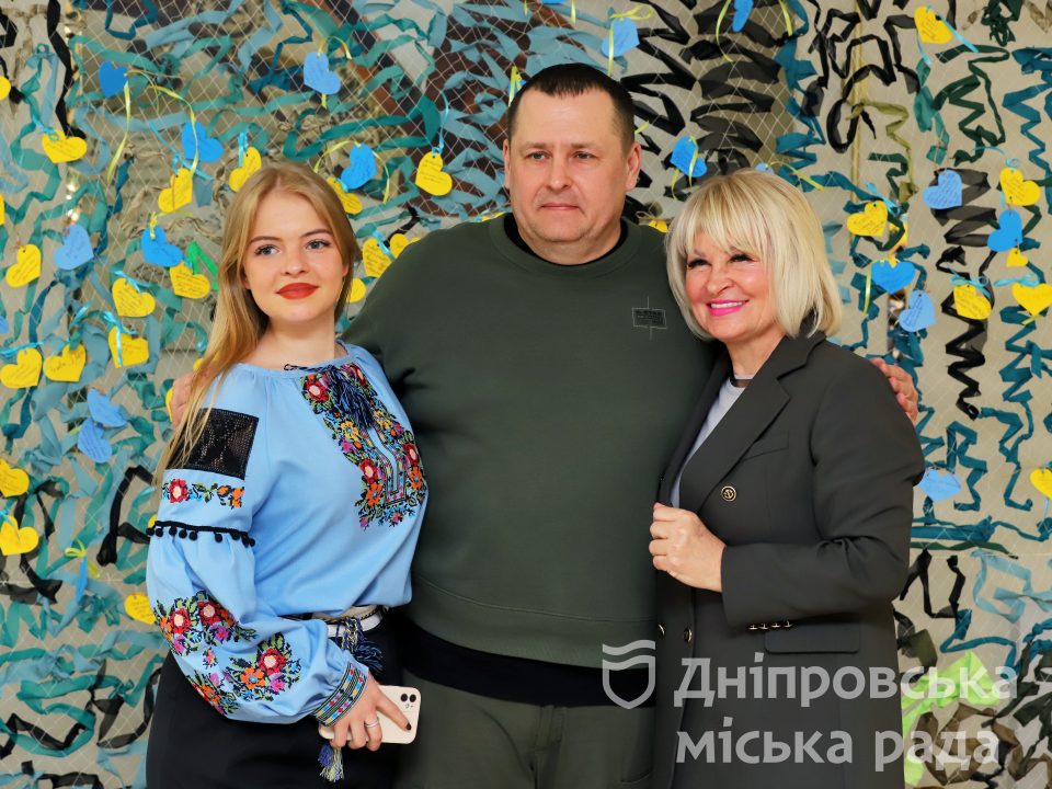 Мер Дніпра вручив подяки педагогам та школярам, які допомагають ЗСУ