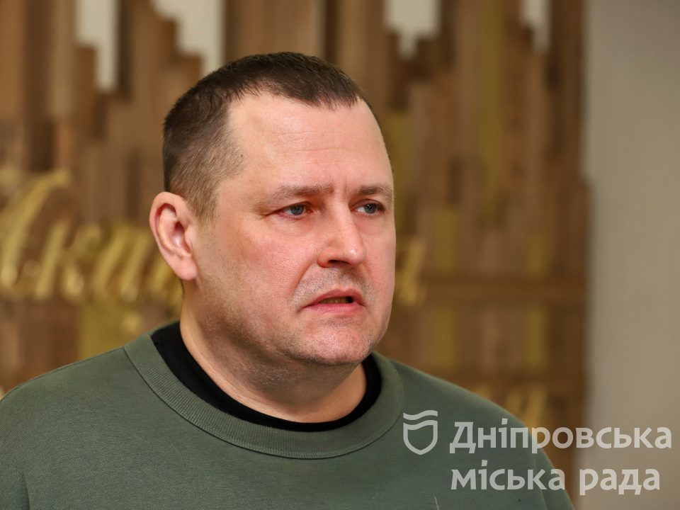 Мер Дніпра вручив подяки педагогам та школярам, які допомагають ЗСУ