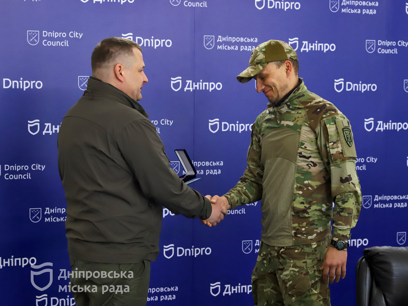 Мер Дніпра вручив бійцям ССО «Захиснику Вітчизни» та наголосив на безперервній допомозі ЗСУ