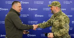 Мер Дніпра вручив бійцям ССО «Захиснику Вітчизни» та наголосив на безперервній допомозі ЗСУ