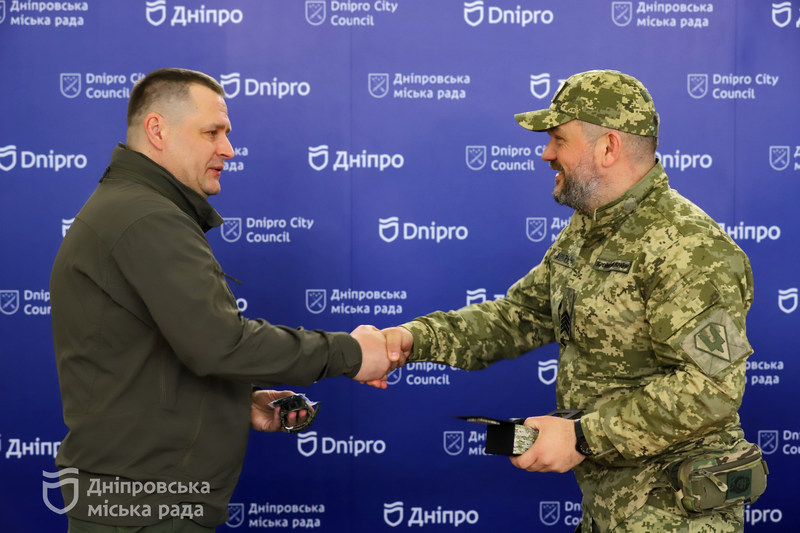 Мер Дніпра вручив бійцям ССО «Захиснику Вітчизни» та наголосив на безперервній допомозі ЗСУ