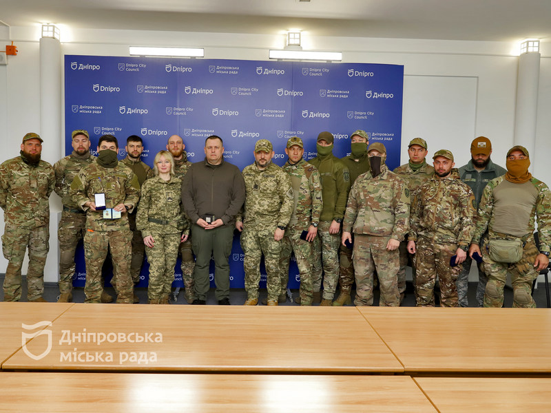 Мер Дніпра вручив бійцям ССО «Захиснику Вітчизни» та наголосив на безперервній допомозі ЗСУ