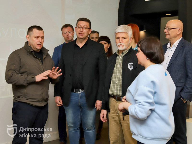 Президент Чехії з мером Дніпра відвідали розбиту російською ракетою багатоповерхівку на Перемозі