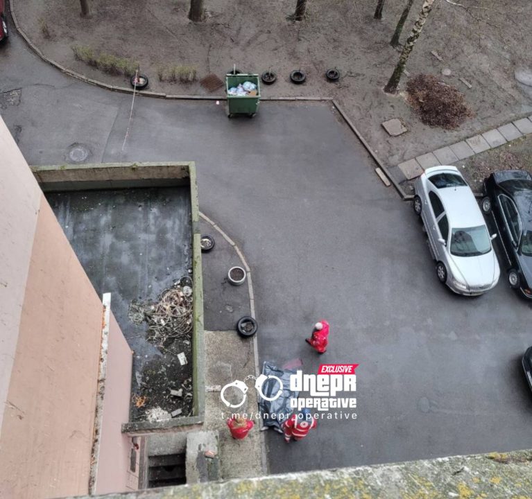 В центре Днепра мужчина выпал из окна 5 этажа - рис. 1