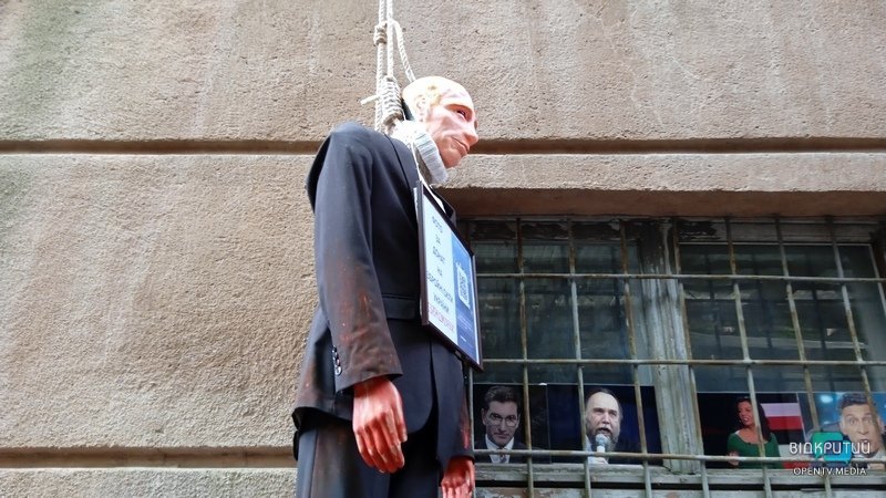 В центре Днепра казнили российского диктатора: путин собирает средства на ВСУ