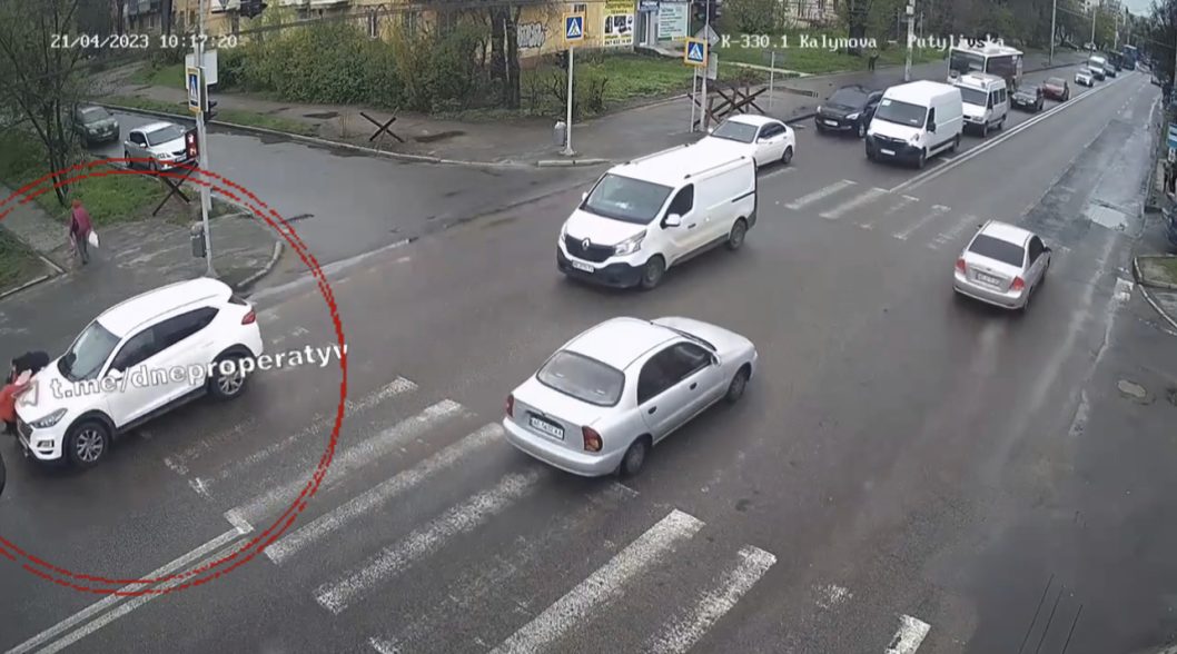 Переходили дорогу на красный: в Днепре автомобиль сбил бабушку с ребенком - рис. 1