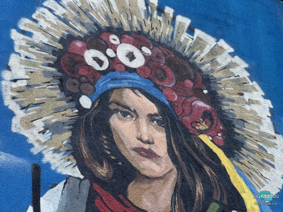 Рядки Шевченка та «тракторні війська»: у Дніпрі з'явився патріотичний стінопис (Фото) - рис. 7