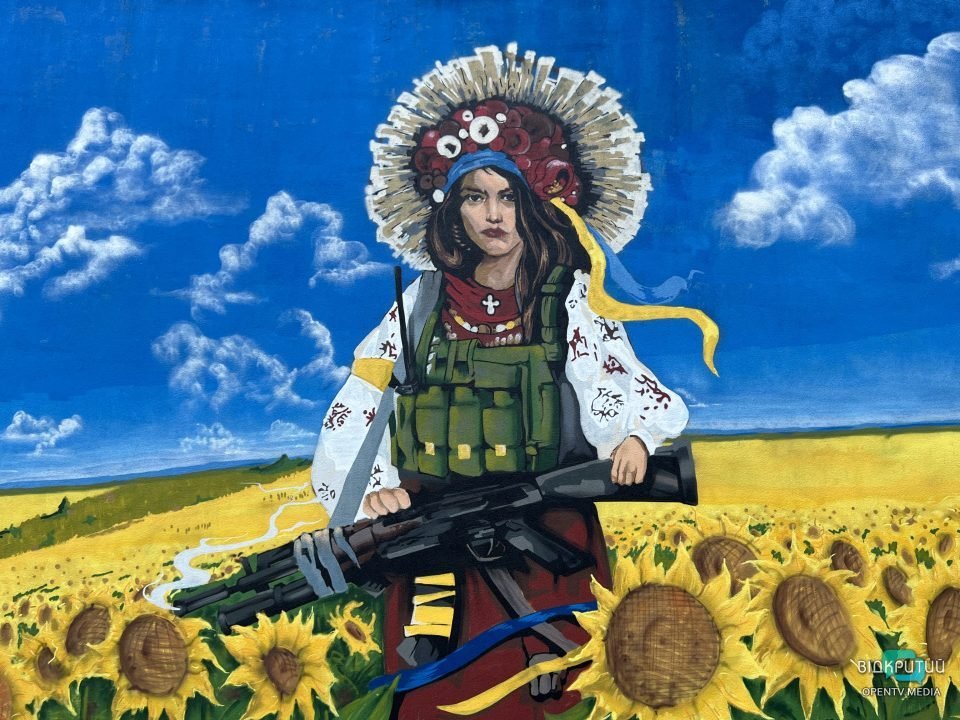 Рядки Шевченка та «тракторні війська»: у Дніпрі з'явився патріотичний стінопис (Фото) - рис. 1