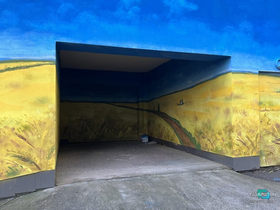 Рядки Шевченка та «тракторні війська»: у Дніпрі з'явився патріотичний стінопис (Фото) - рис. 16