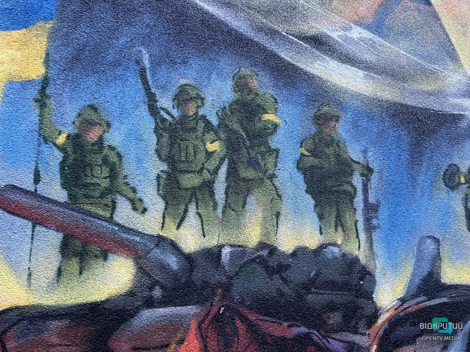 Рядки Шевченка та «тракторні війська»: у Дніпрі з'явився патріотичний стінопис (Фото) - рис. 10